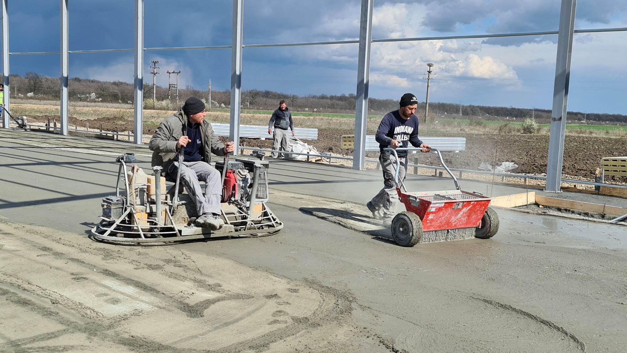 Turnare platforme Beton finisat cu Elicopter si Cuart, Beton in curte.