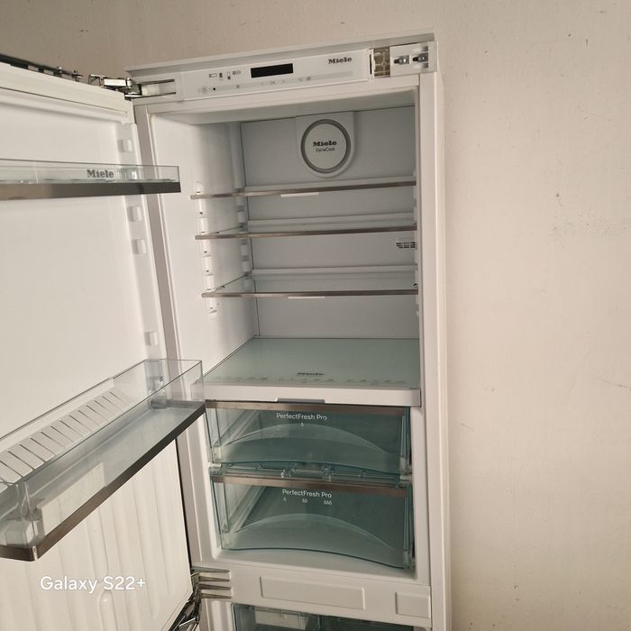 Хладилник за вграждане MIELE 177см.