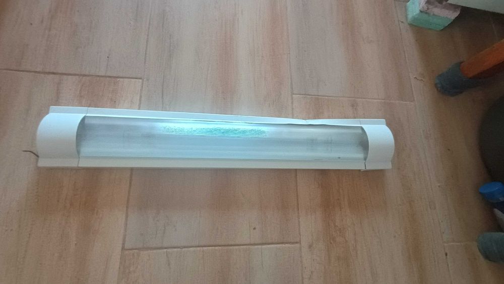 Vând corp iluminat cu neon fluorescent 1x18w