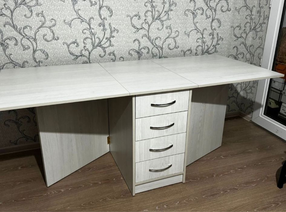 Продается письменный стол.