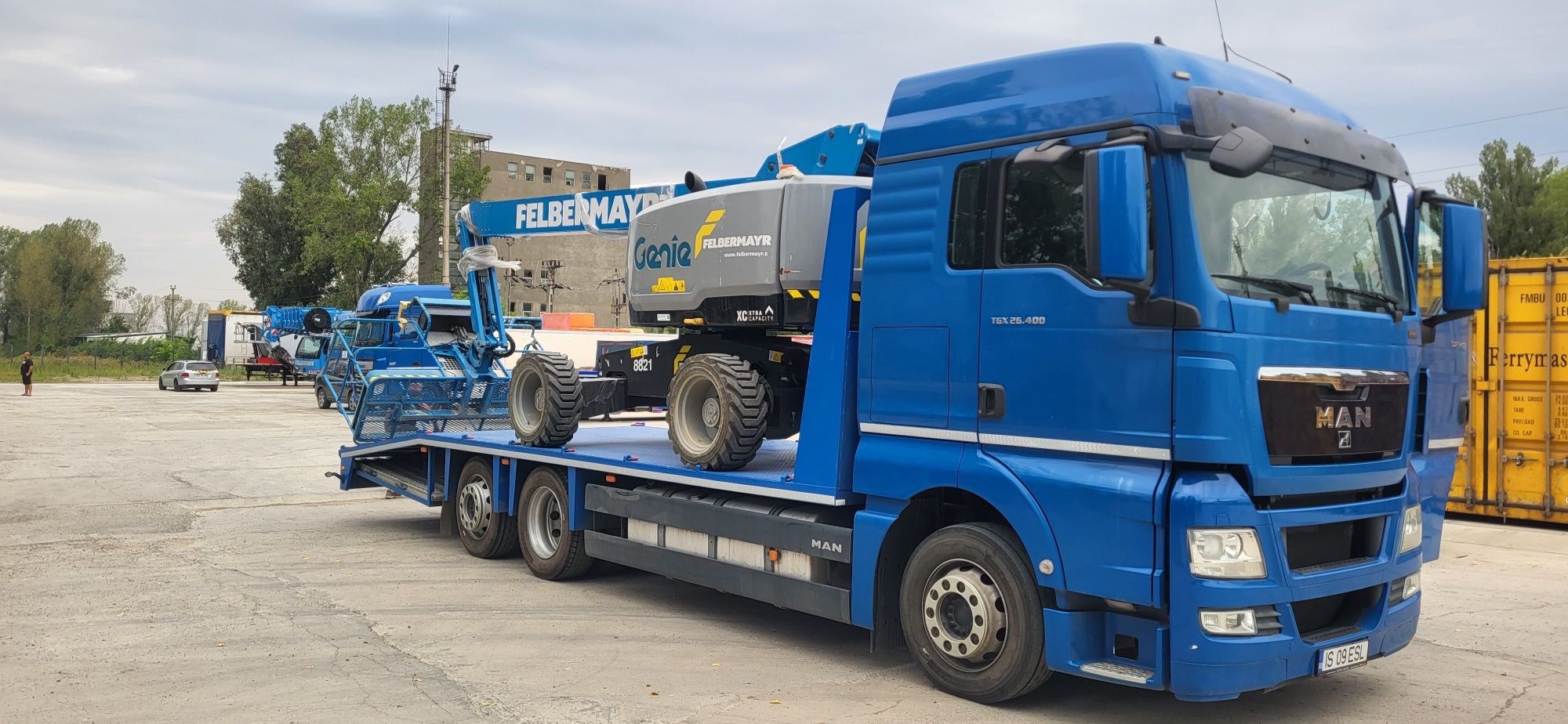 Tractari auto transport utilaje platformă utilaje asistentă rutieră