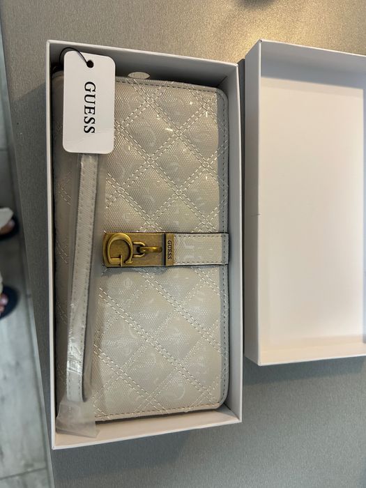 Vand geanta portmoneu GUESS - noua!