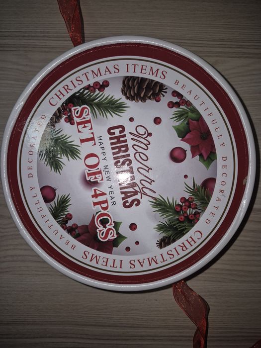 Set 4 farfurii portelan Craciun - in cutie cadou cu funda rosie