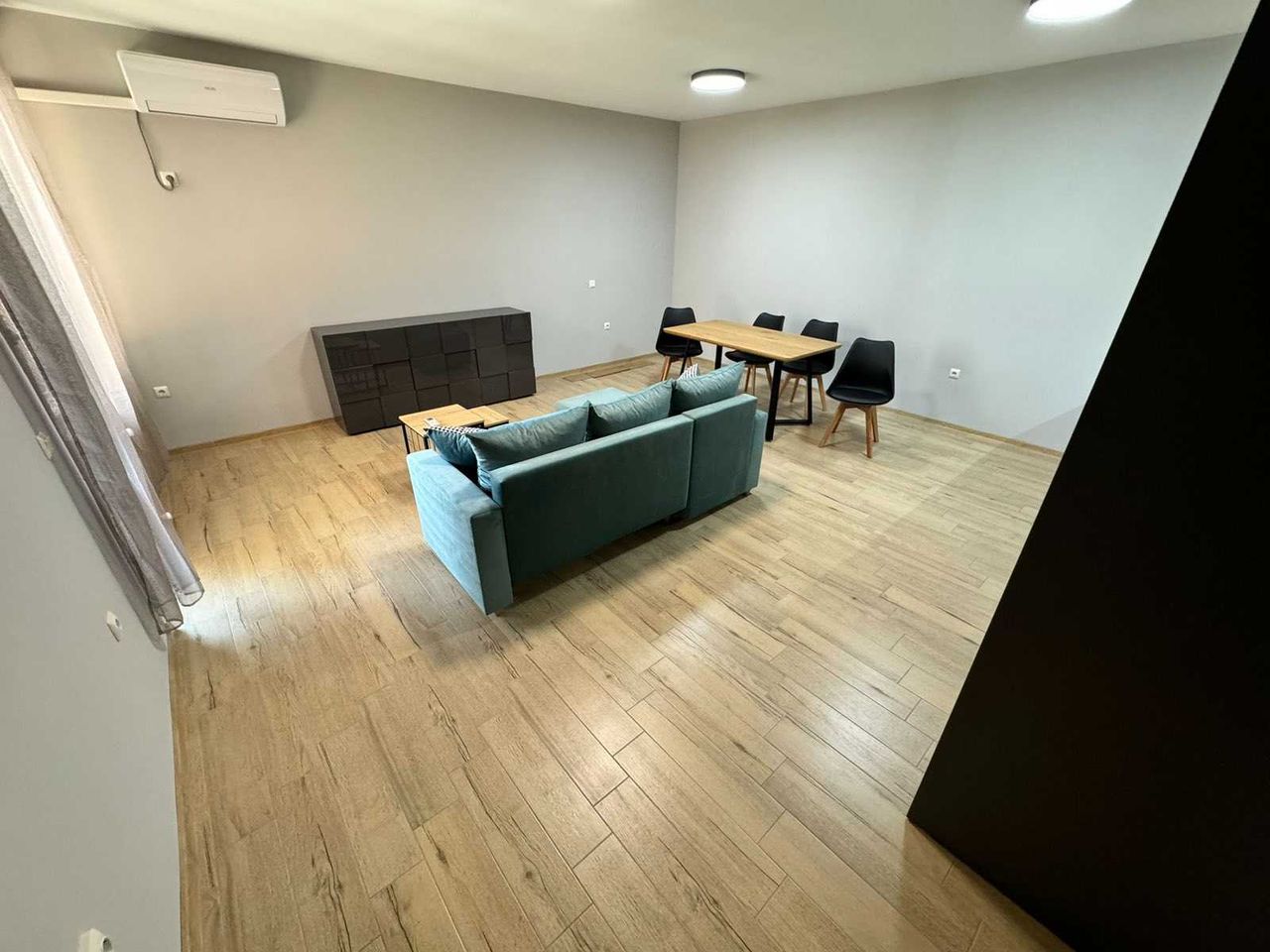 Дава се под наем Двустаен апартамент в Бургас, Център - 68 кв.м за 255 € - Снимка #2