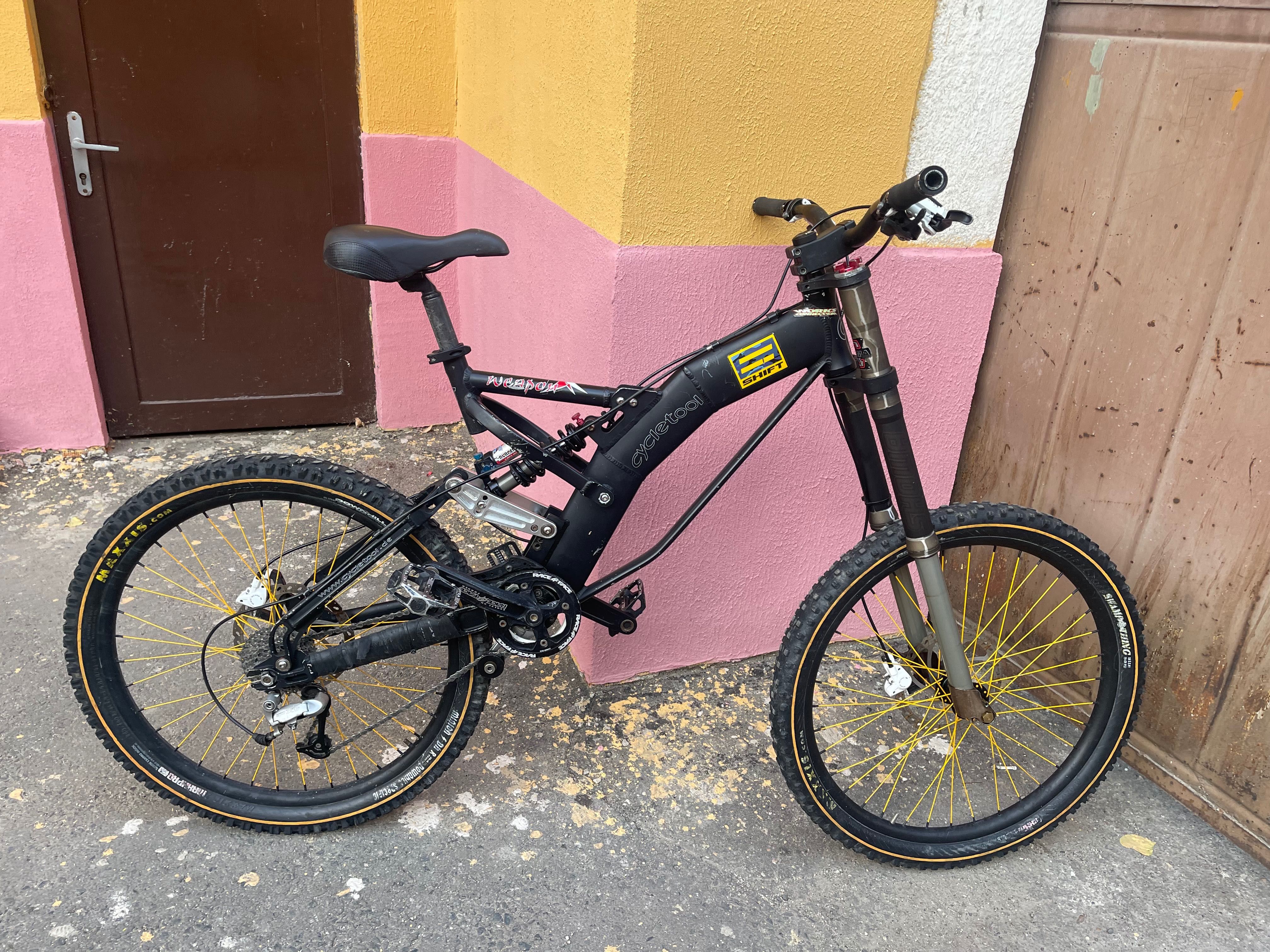 Vând bicicletă de DH Cycletool Weapon