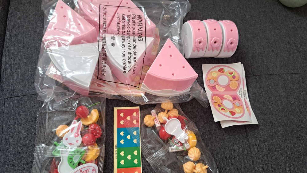 Tort roz cu accesorii rulada biscuiți farfurii
