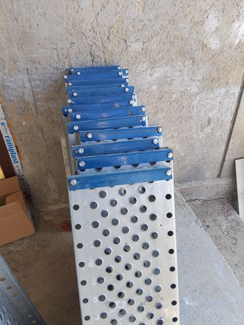Vând trepte zincate metalice dacă va interesează sunaț la Nr de telefo