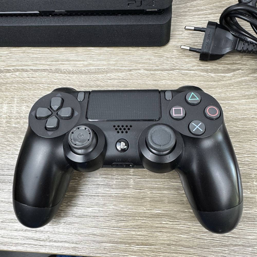 Playstation 4 Slim PS4 с два контролера