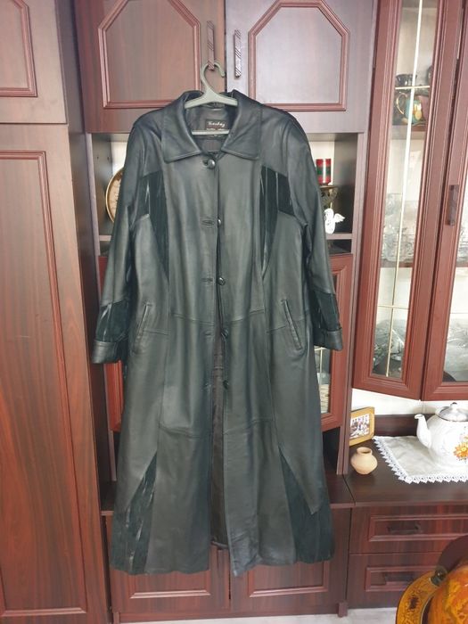 Продаётся кожаный плащ, мягкая кожа, состояние идеальное, чистое