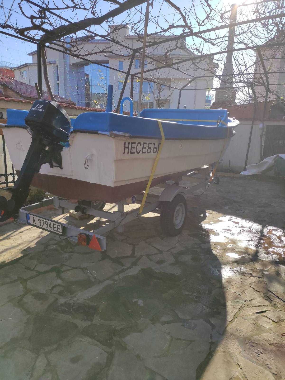 Продавам рибарска  лодка морско изпълнение с двигател и колесар