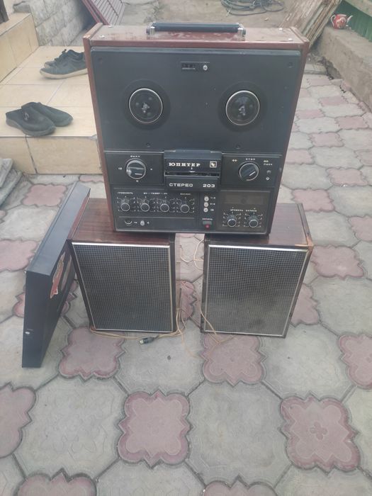 Продам  магнитофон бобин работает с колоннами ый работает,