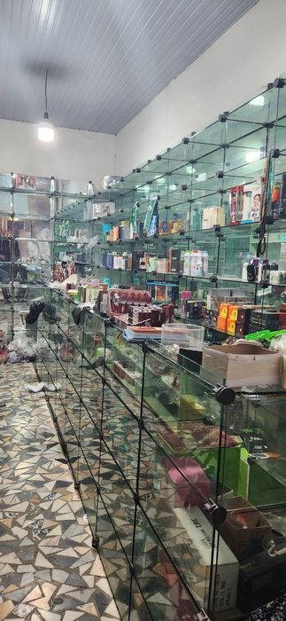 Shishalik vitrina sotiladi