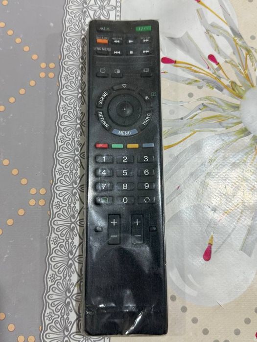 Телевизор Sony Bravia,с ним подарок пульт и кронштейн