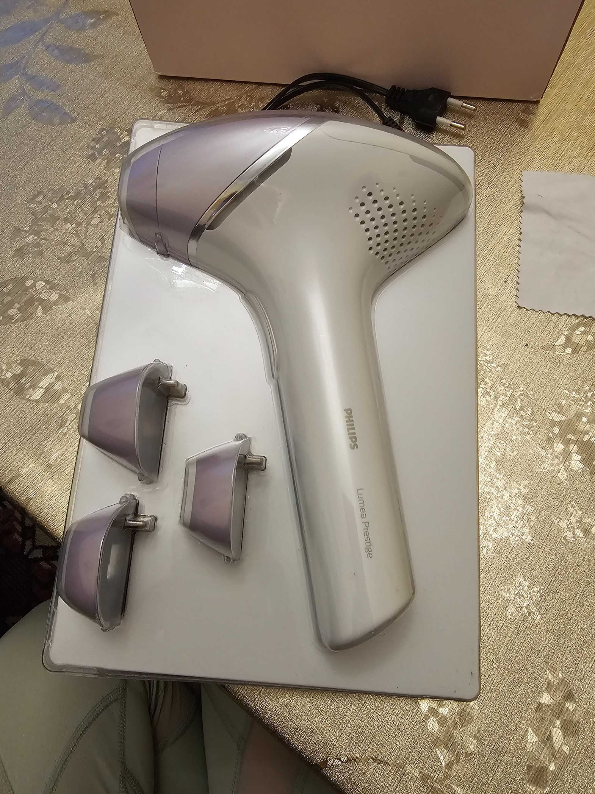 Фотоепилатор за обезкосмяване PHILIPS Lunes BRI947