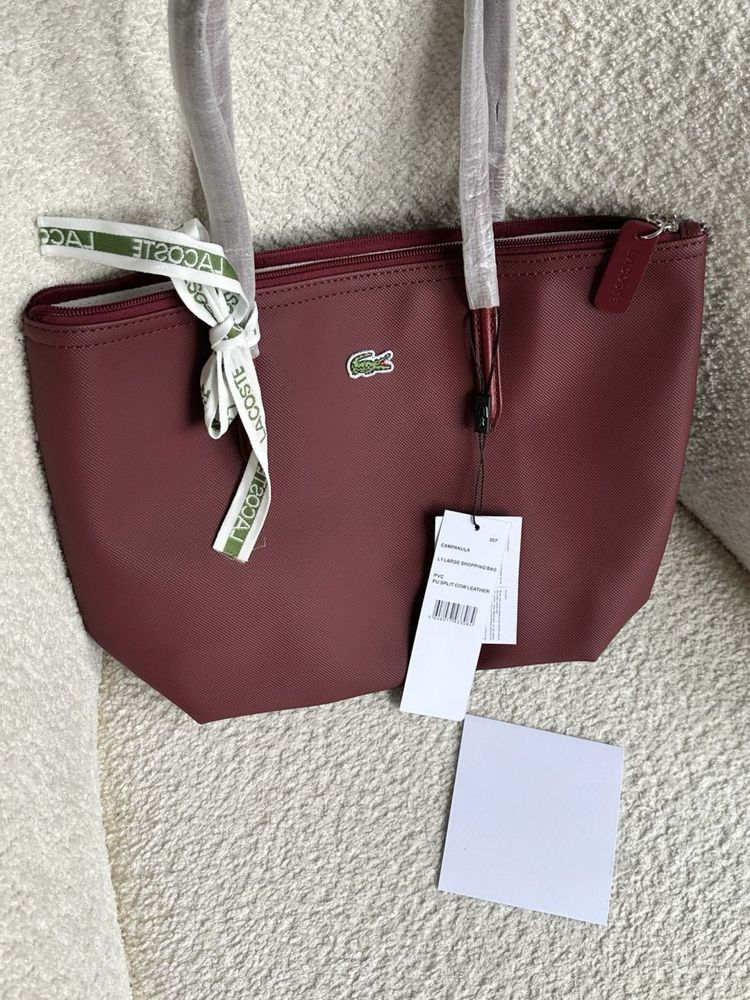Сумка Lacoste.