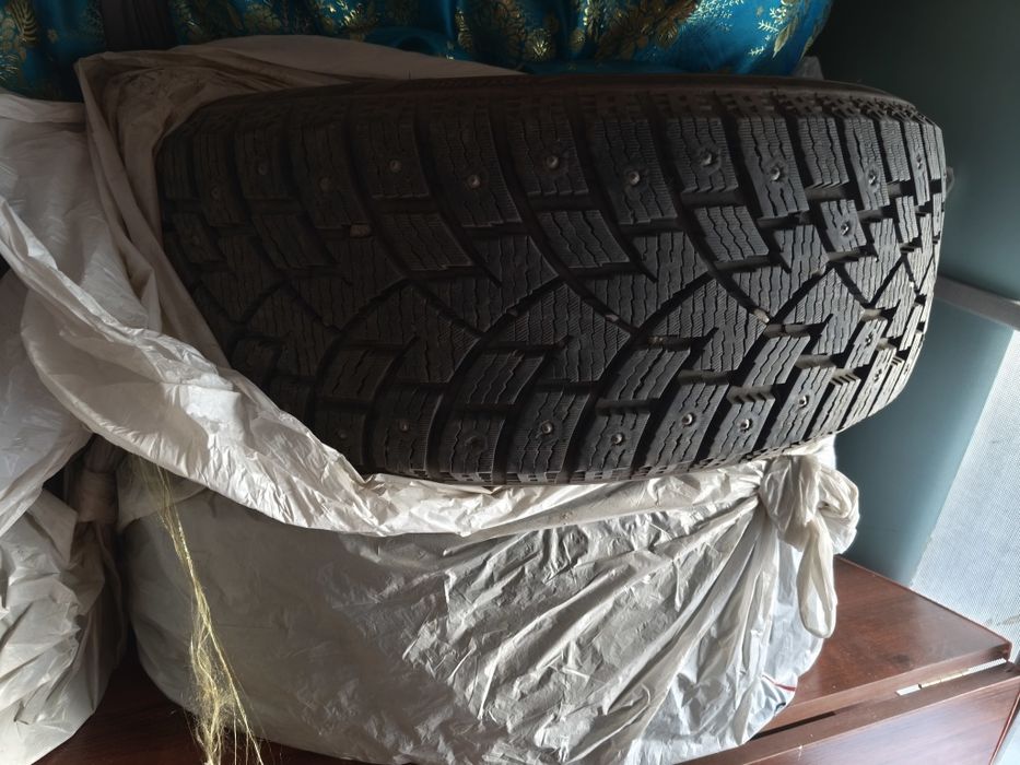 Продается зимние  шипованные шины бу