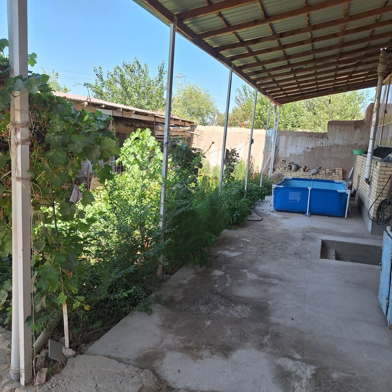 Uy satiladi derlik 80% zatlati qaladi baxasi kelisimli
