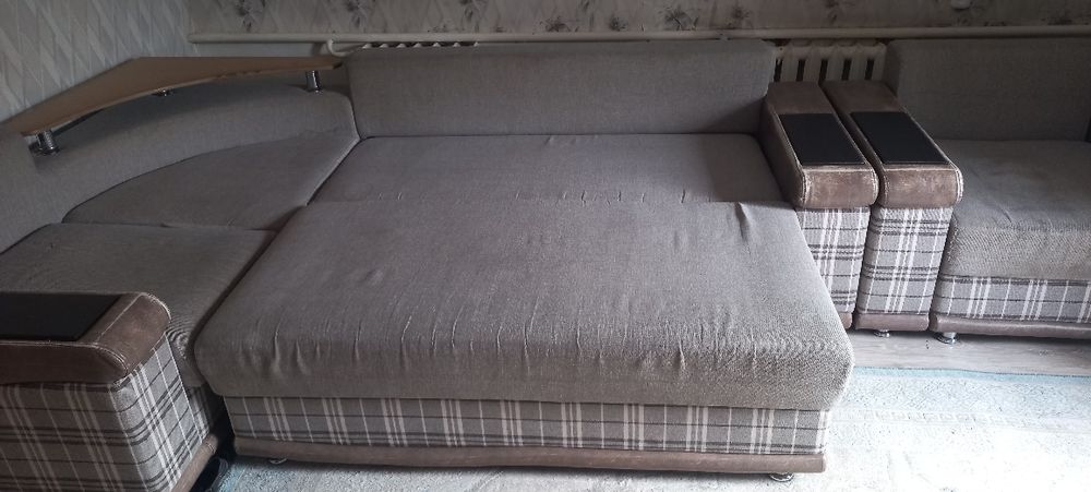 Продам угловой диван с креслом