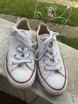 Vand  pantofi stare noua  converse.