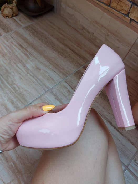 Елегантни обувки от еко лак