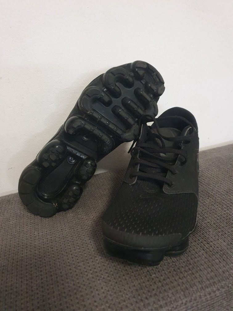 Vând adidași Nike Air VaporMax