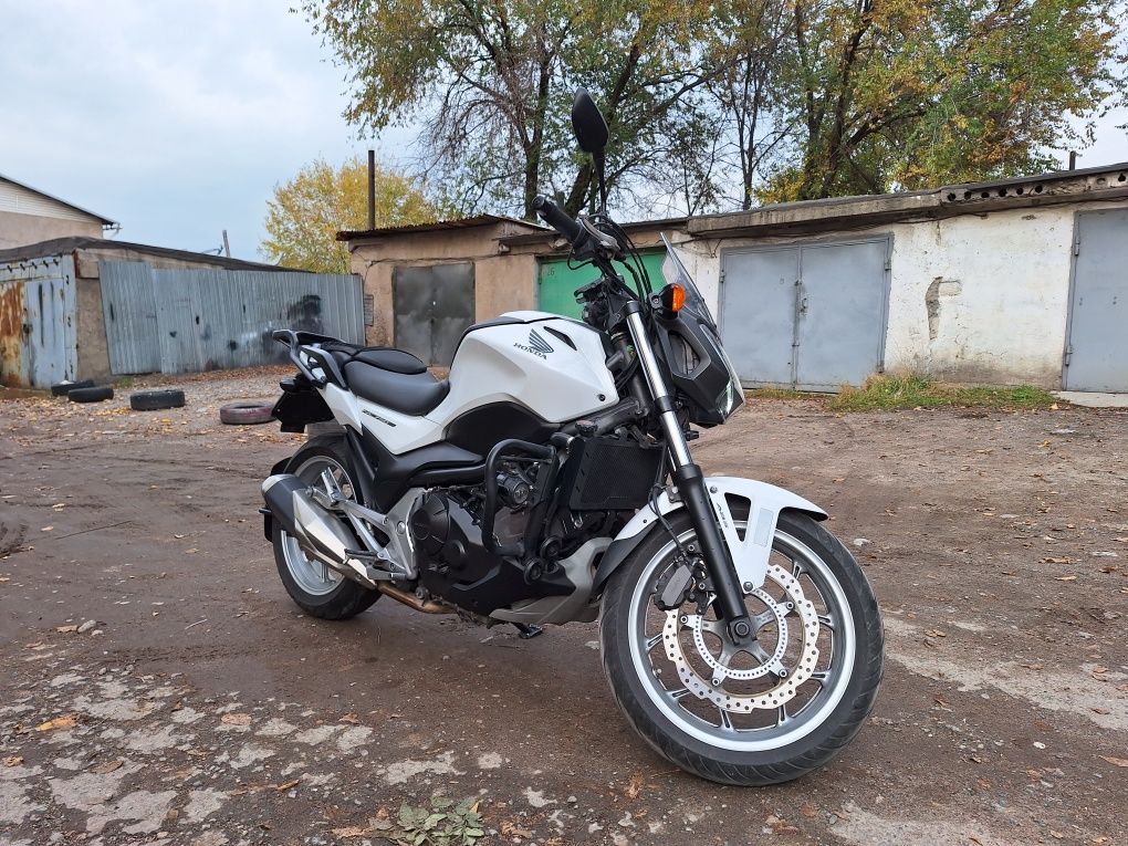 Продам отличный мотоцикл Honda NC750S 2016 МКПП