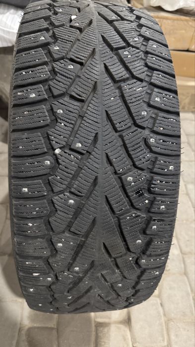 Зимняя шипованная резина 275/45R21в отличном состоянии,