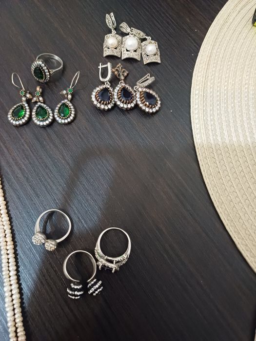 3 inele si un colier perle