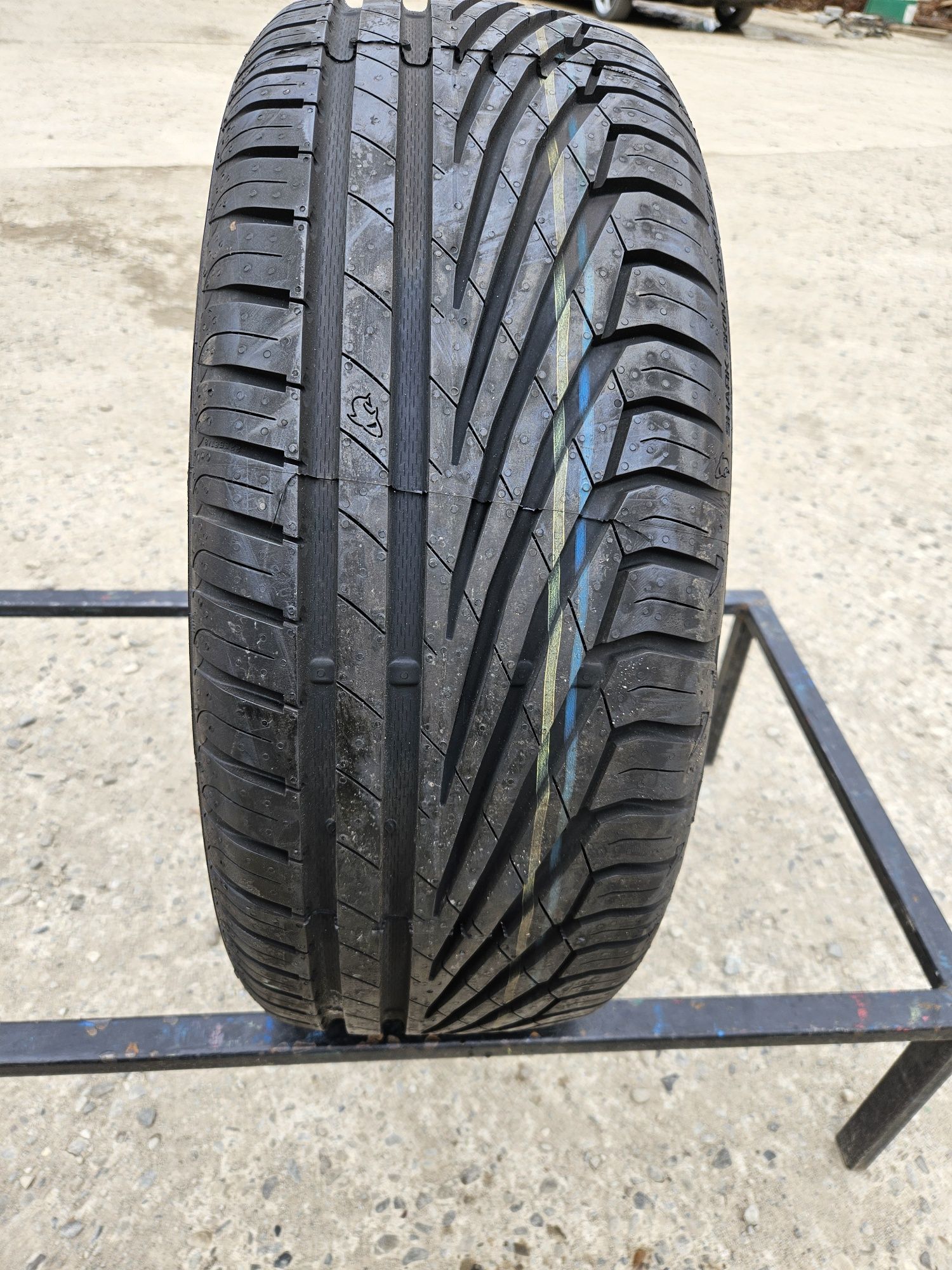 Vând 1 anvelopa Nouă 215/50/17 215/50r17 UNIROYAL