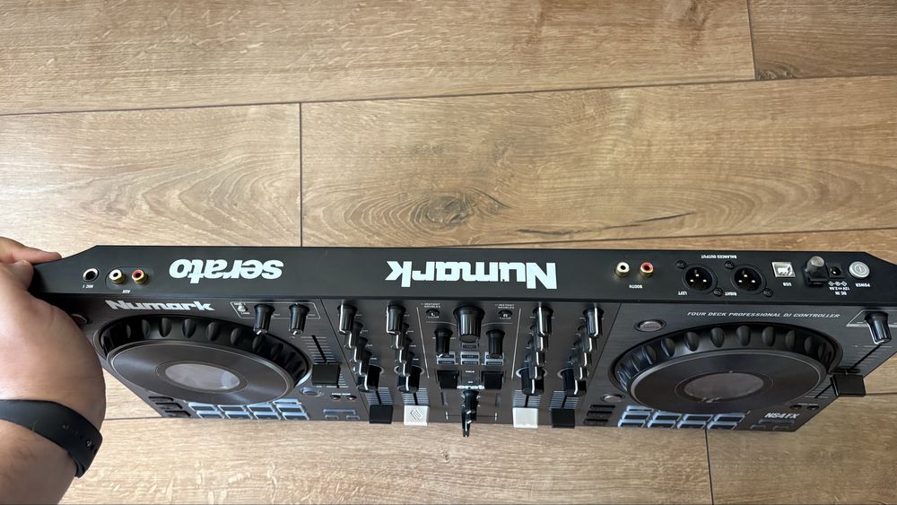Vand consola Dj Numark NS4FX