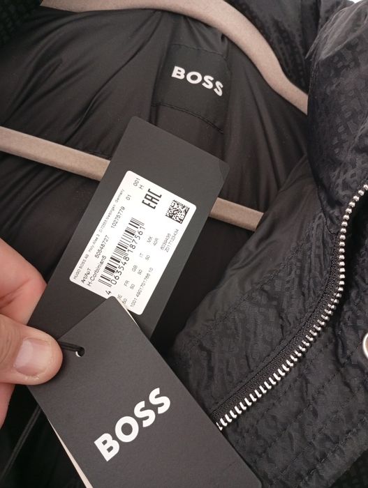 Geaca de iarna BOSS.Originala.Marimea L/50.Noua
