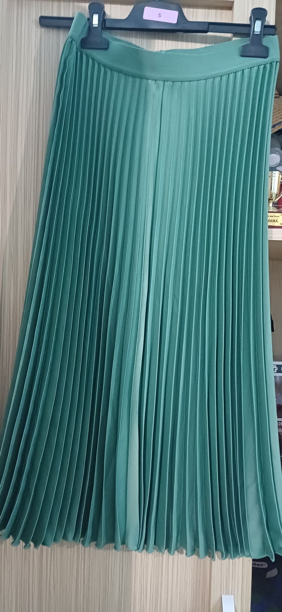 Vând fusta dama verde,material foarte ușor și plăcut ,aproape noua