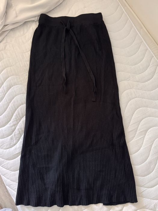 Черная трикотажная юбка макси