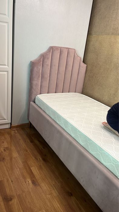 Продам шикарную кровать с матрасом для принцессы