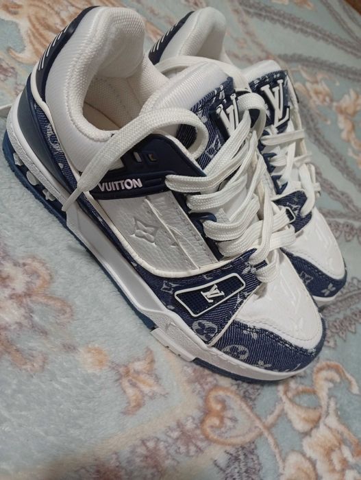 Vând adidași LV alb cu albastru