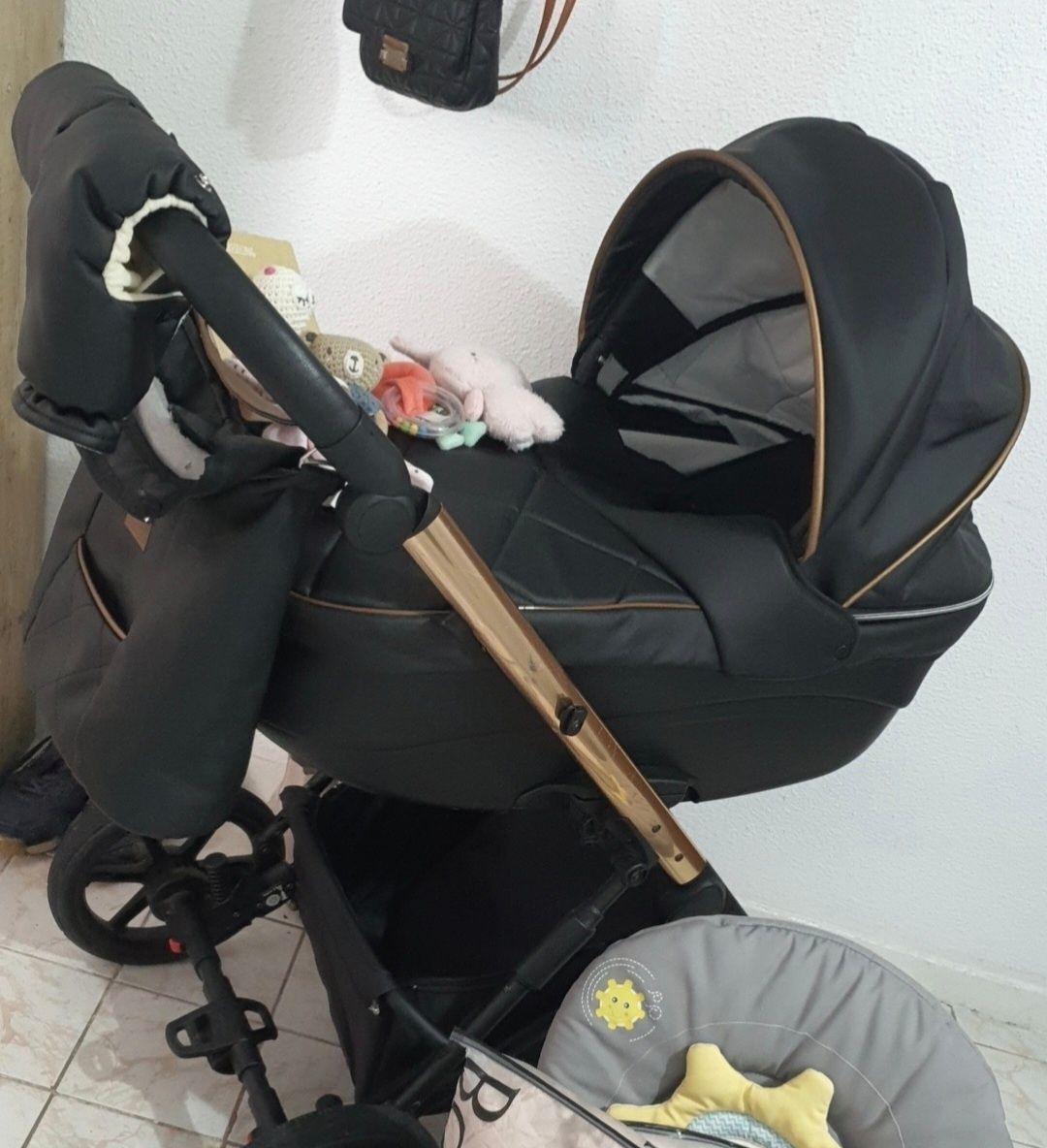 Carucior Paradise Baby din piele neagra cu detalii aurii