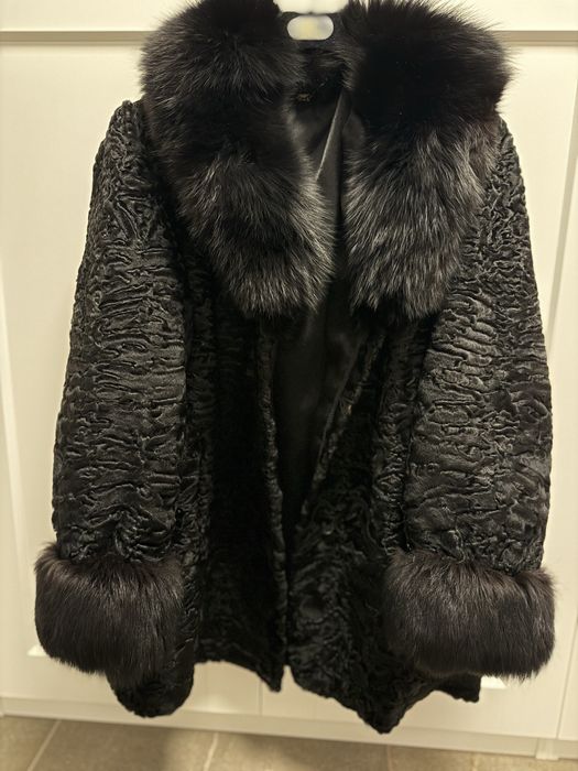 Haină din blană naturală astrakhan cu vulpe