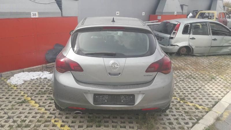 НА ЧАСТИ! Opel Astra J 1.6i Turbo АВТОМАТИК 180 кс. Климатик Хечбек