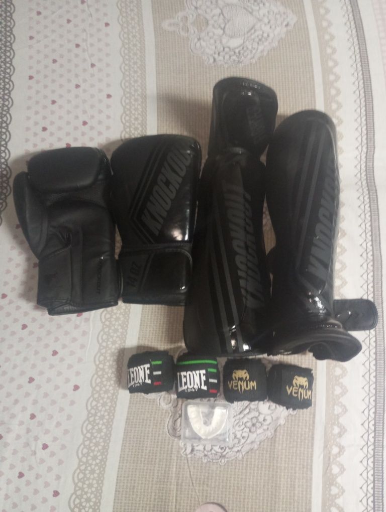 Vând echipament kikbox knockout!!