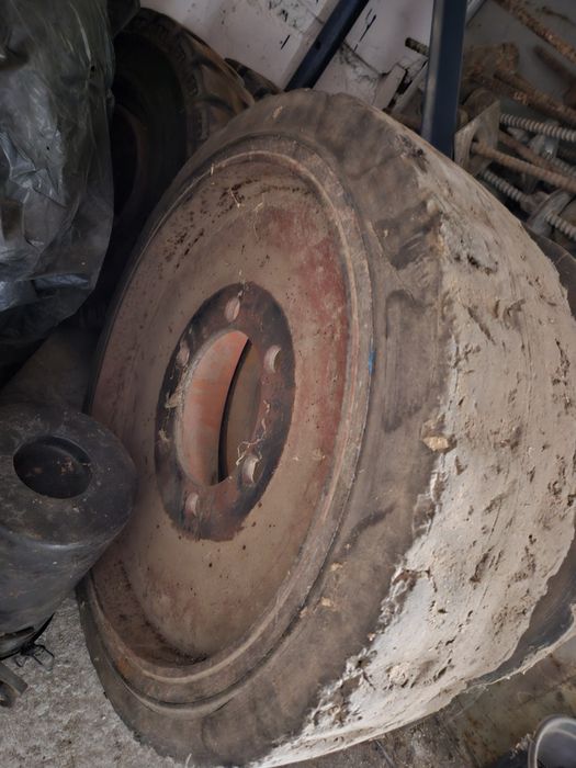 Блок за български двигател перкинс,гуми бандажни с джанти