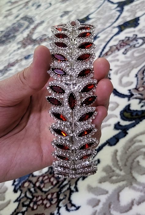 Янги абадоклар сотувда