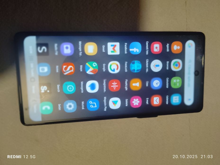 Smartphone nou în. Cutie