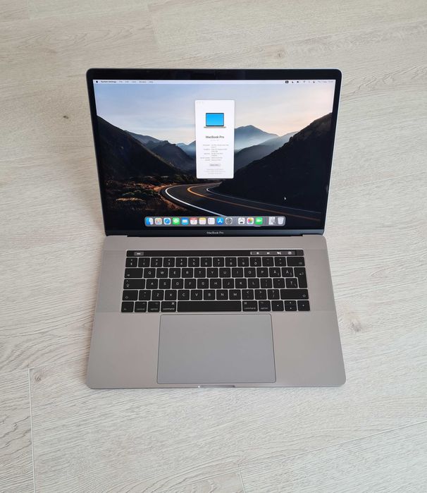 Laptop MacBook Pro 15" 2017 Touchbar Intel i7, Radeon Pro 560 - 4GB