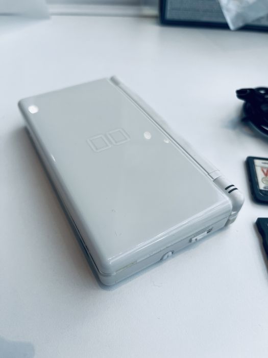 Consola Nintendo DS lite Alb, cu jocuri si accesorii