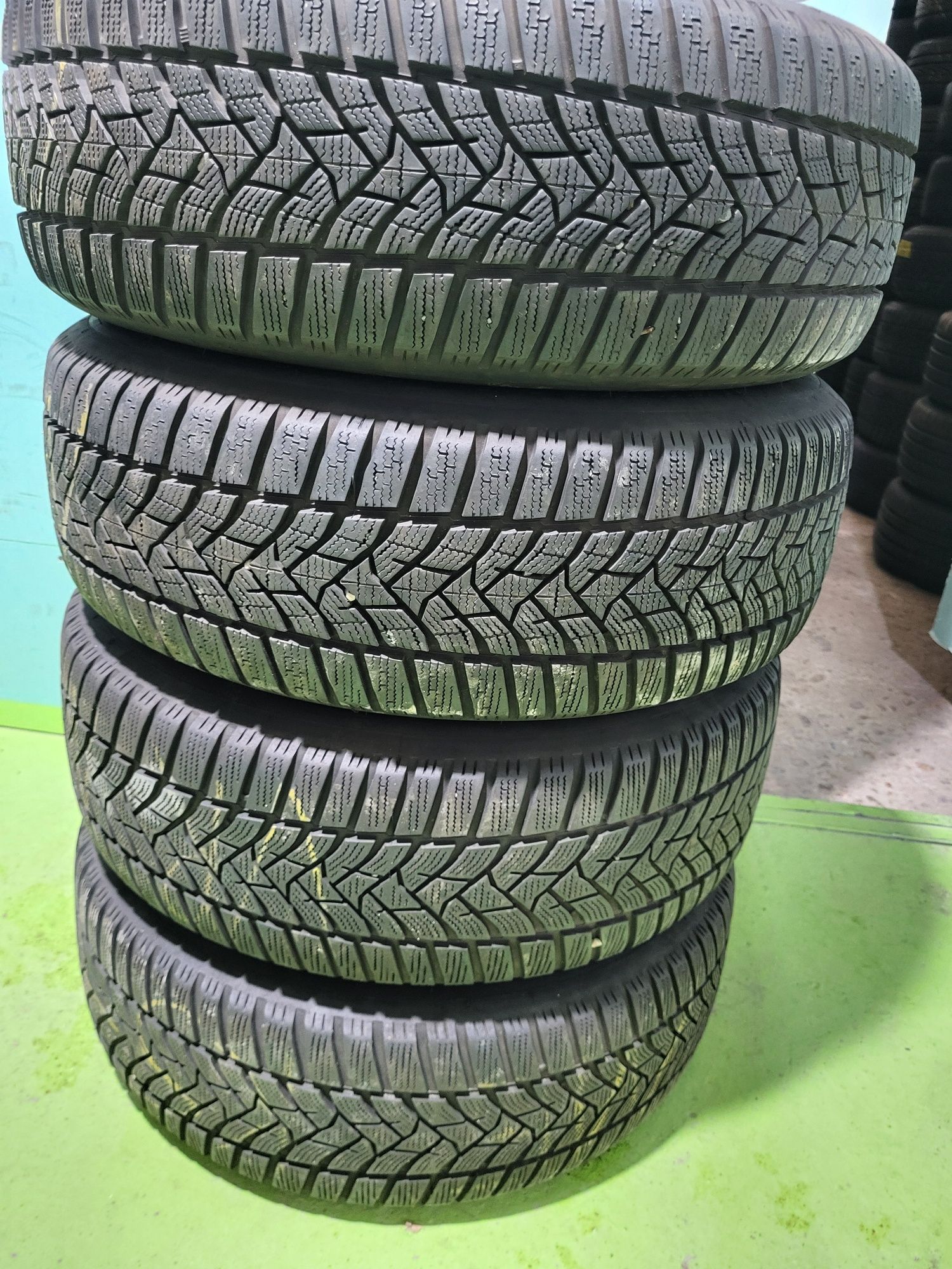 4 бр зимни 215/60/16 Dunlop
