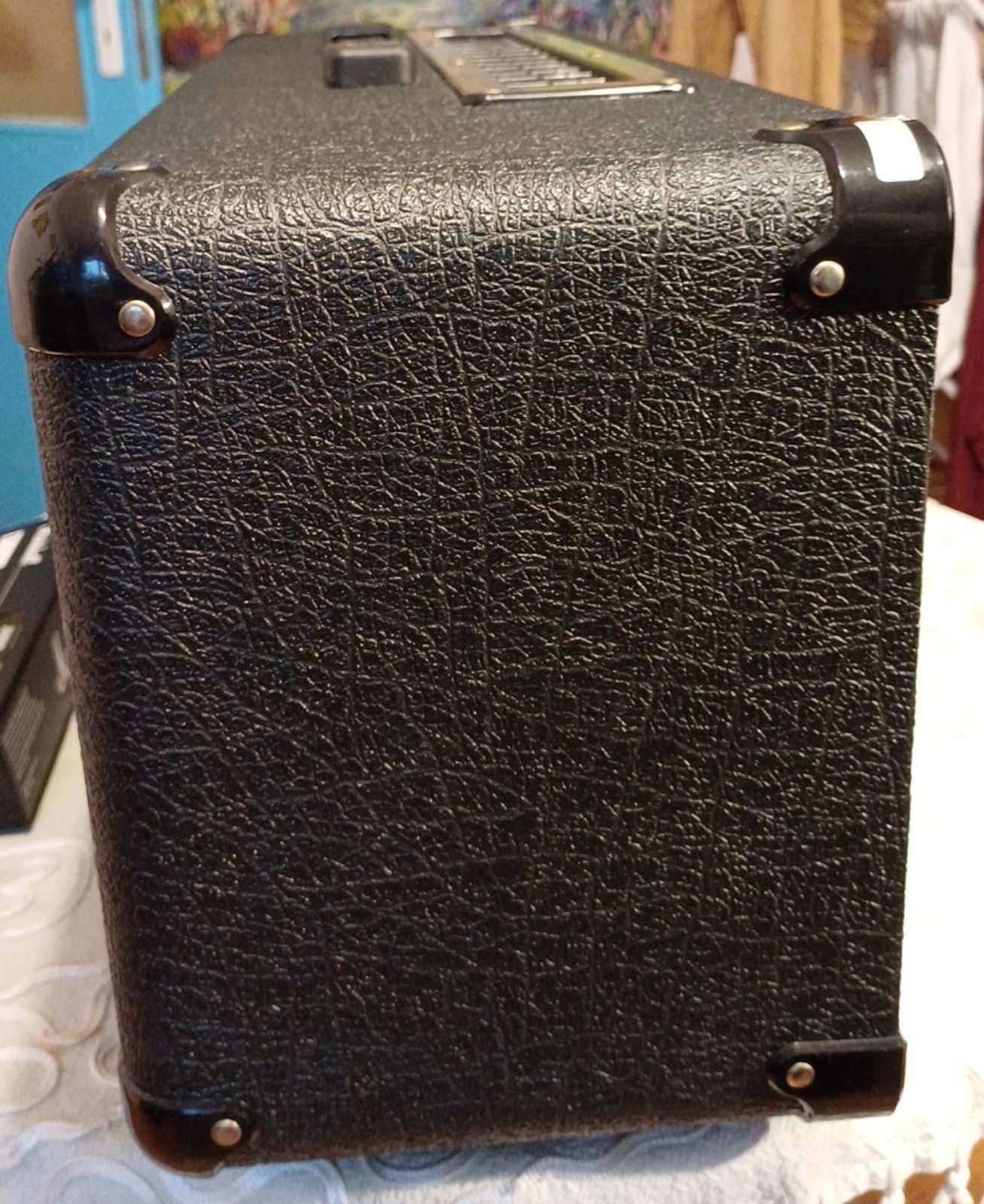 Продавам Marshall JVM 205H с оригинален фуутсуич