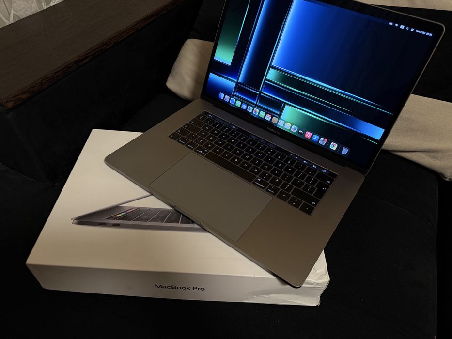MacBook Pro 15” 2018 2.2GHz i7 256GB 16GB Като Нов!
