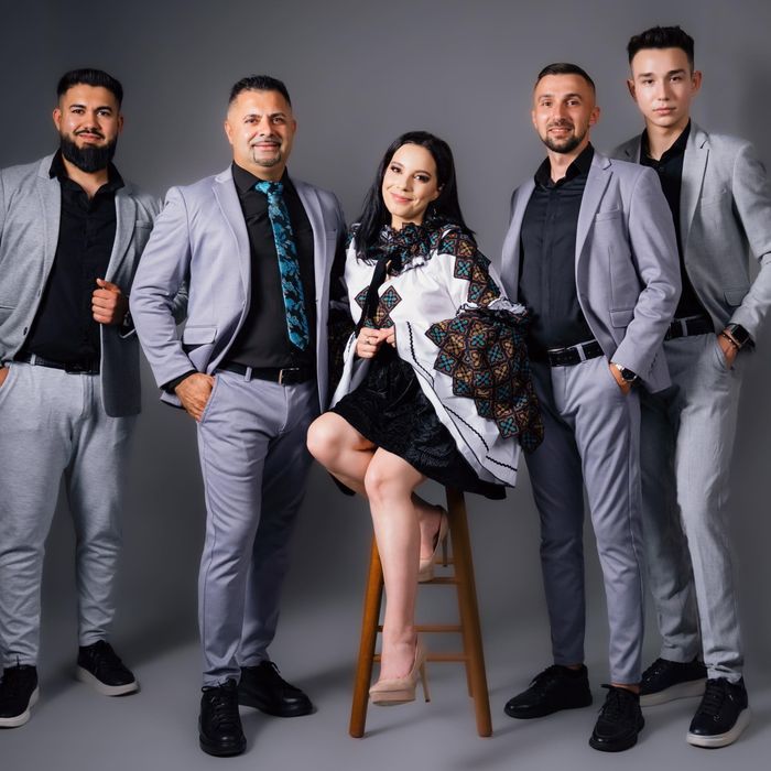 Fum greu, gheață carbonică, artificii, dansatoare oriental, ursitoare