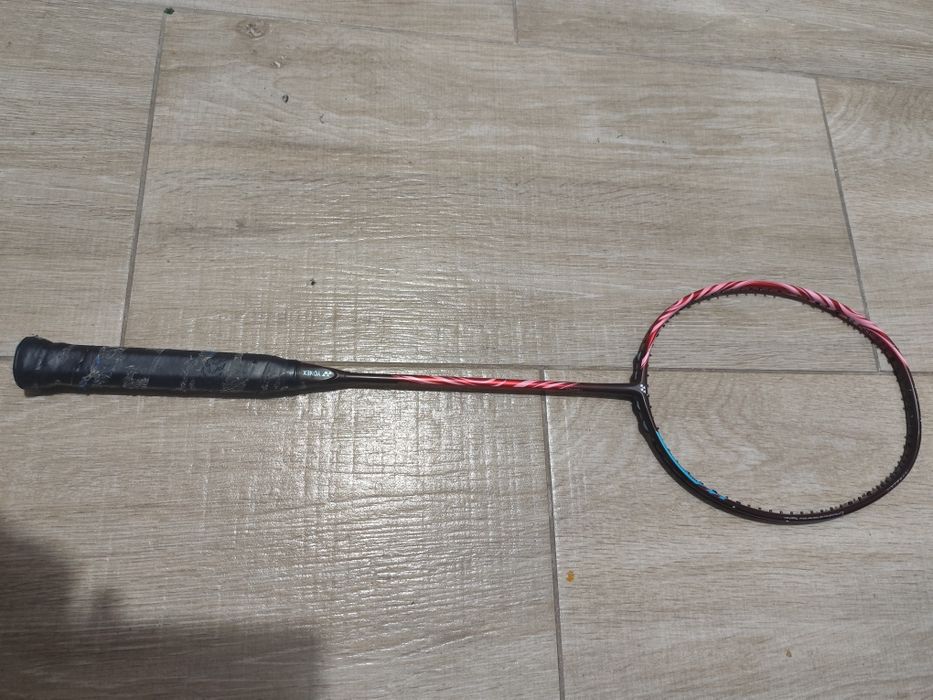 Продавам ракета за бадминтон Yonex