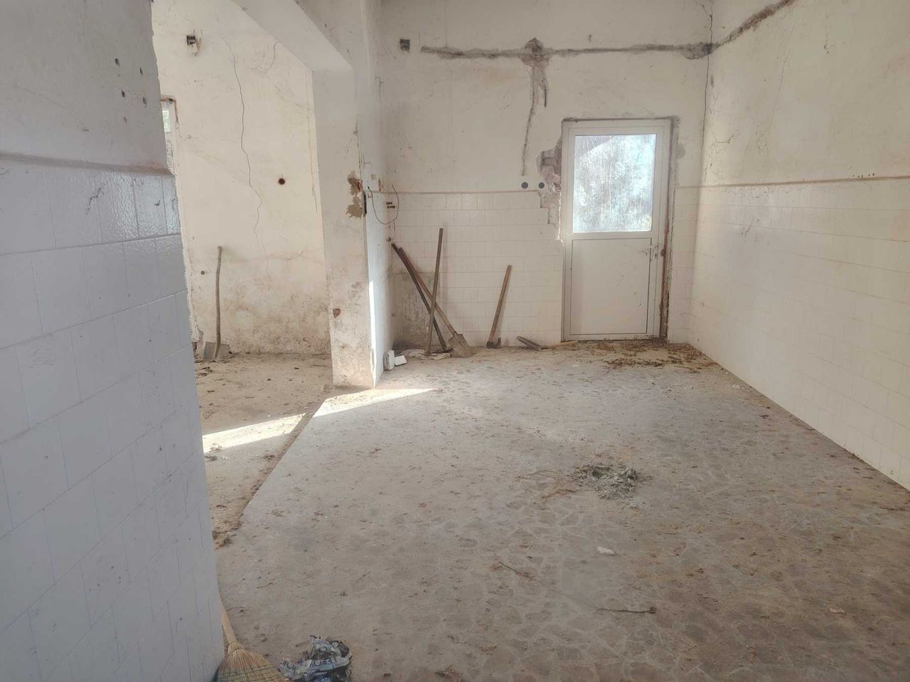 Продава се Промишлена сграда в с. Радомирци, Област Плевен - 9090 кв.м за 13 €/кв.м - Снимка #17